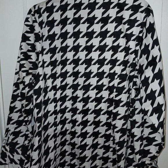 Lane Bryant houndtooth print button down top, size 20 - Picture 2 of 6